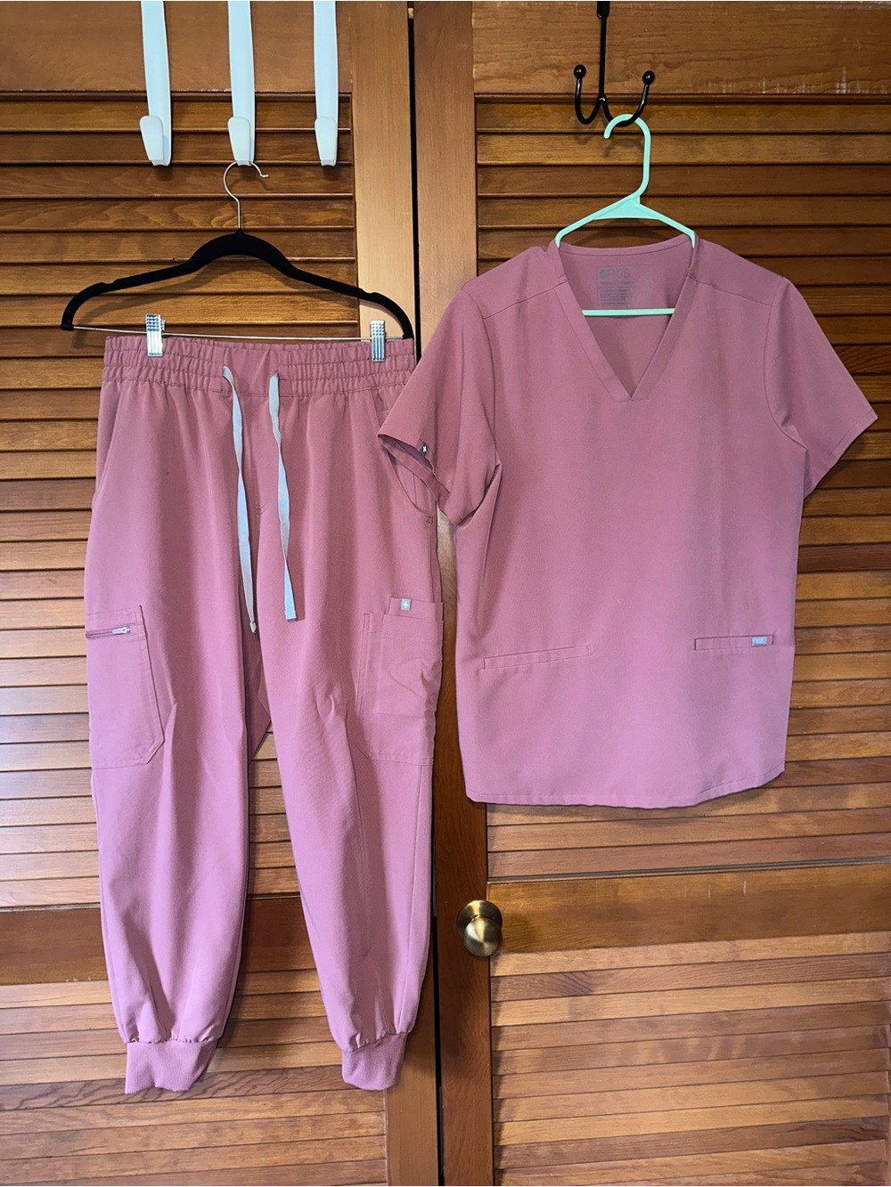 FIGS Mauve Scrub Top & Jogger Set - Catarina Top and Uman Relaxed Jogger Pant